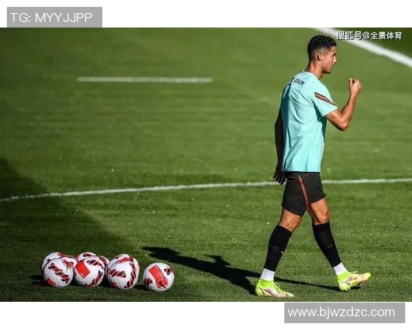 足球明星黑大衣时尚搭配全景展示让你领略潮流风范